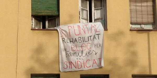 El Sindicat d'Habitatge de Tarragona ocupa un edifici d'Adif que porta més de deu anys abandonat