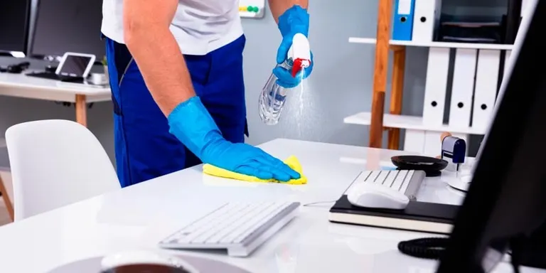 L’Ajuntament licita el servei de neteja per escoles i altres equipaments