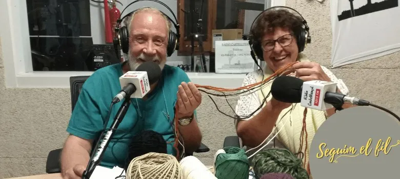 Obrim el calaix de sastre replè de botons, betes i fils