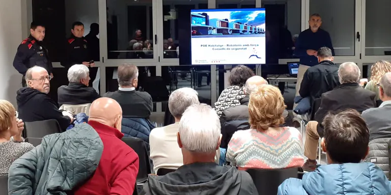 Agents dels Mossos i la Policia Local aconsellen una quarantena de veïns i veïnes de Caldes sobre prevenció de robatoris als domicilis
