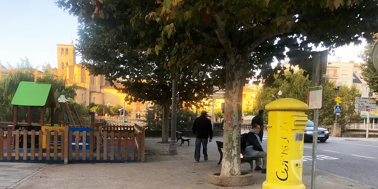 L'Ajuntament arranja la vorera de la plaça de l'edifici Tauro