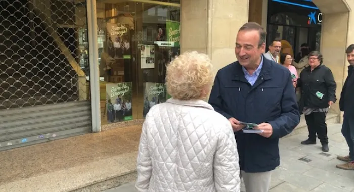 Josep Antoni López ha tancat la campanya a peu de carrer davant del local, a la Riera