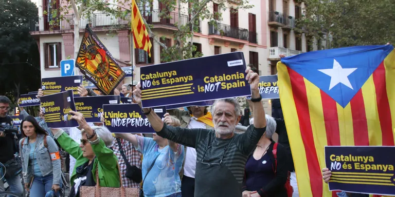 Una cinquantena de persones convocades per l'ANC protesten davant la reunió de ministres de transports europeus