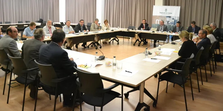 La Diputació ajudarà les famílies excloses dels ajuts de transport i menjador escolar