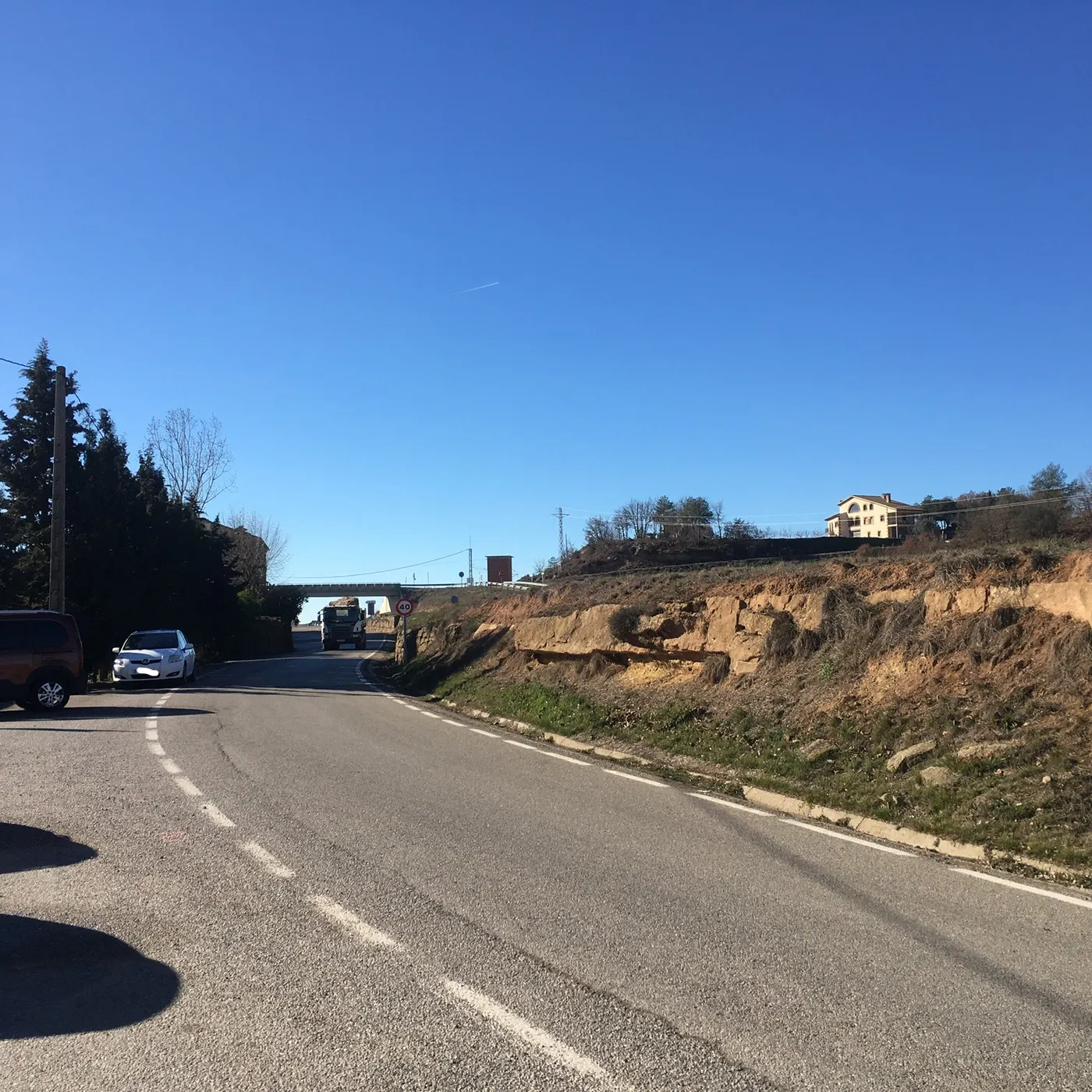 Avui comencen les obres de pacificació del trànsit a Llobera, a la connexió entre l'Hostal Nou i la plaça del poble