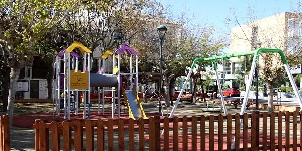 Enllestides les obres de remodelació del parc infantil de la plaça dels Vents d'Altafulla