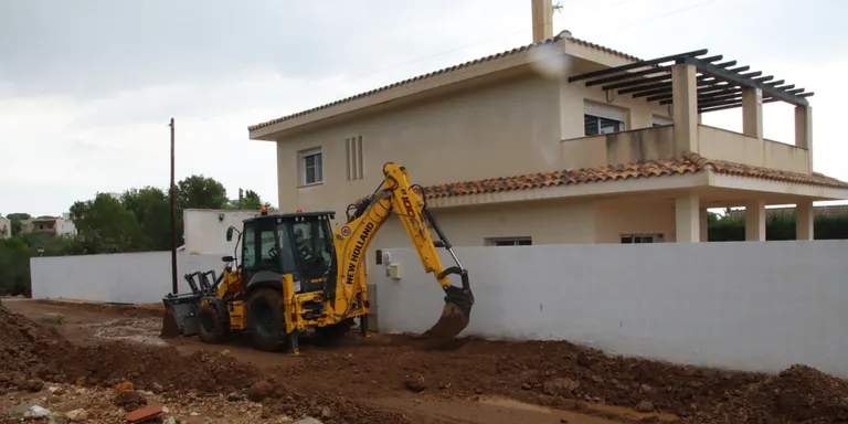 El Govern i l'Ajuntament d'Alcanar estudien l'enderroc d'una desena de cases situades enmig del barranc del Llop
