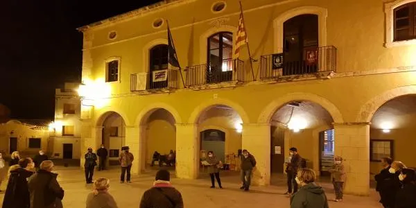 Veïns i veïnes d'Altafulla surten al carrer per protestar contra la detenció de diversos independentistes