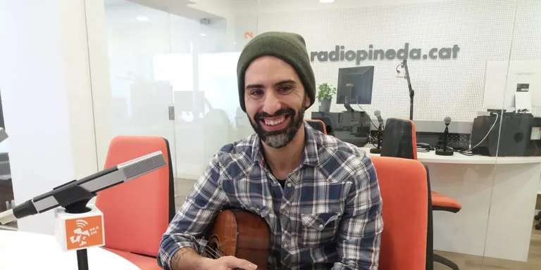 El músic pinedenc Isaac Fernández presenta nou disc 'Pensamientos antes del Big Bang' a Ràdio Pineda