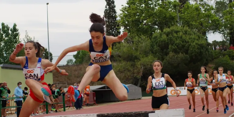 Maria Taggi es penja la medalla de bronze al Campionat d’Espanya S-18 a l’Aire Lliure