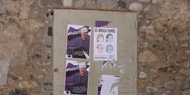Penjada de cartells a la Seu en què es titlla l'arquebisbe Vives de 'masclista'