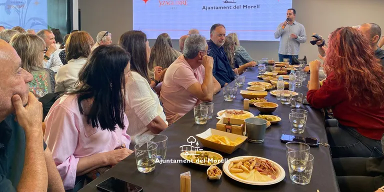 Gairebé un centenar de persones omplen els 'Tastets' a Yzaguirre