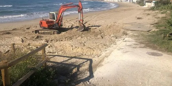 L’Ajuntament d’Altafulla enretira restes de formigó obsolet de la platja