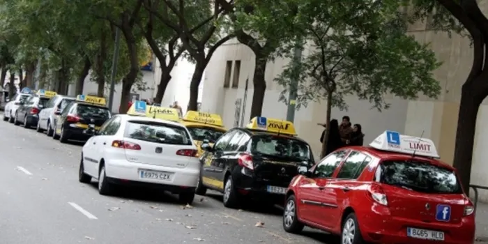 La vaga d’examinadors continua passant factura a les autoescoles