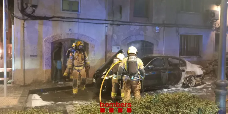Es cremen dos vehicles al passeig dels Caputxins