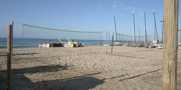 Instal·len dues pistes de volei platja a tocar del Club Marítim d'Altafulla