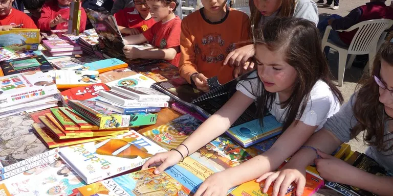 Ràdio Pineda estrena WhatsApp per Sant Jordi i els llibres i les roses omplen els carrers