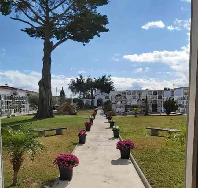 Menor afluència al cementiri municipal i de forma repartida