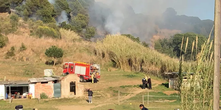 Incendi a la Punta de Gràcia, entre els municipis de Santa Susanna i Pineda