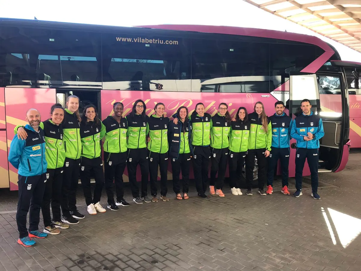 El Cadí La Seu, a l'estació d'autobusos abans de viatjar a Vitòria (Foto: Sedis Bàsquet)