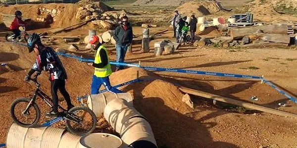 Més d’una vintena de pilots participen en la prova prèvia de la Copa Tarragona de Biketrial