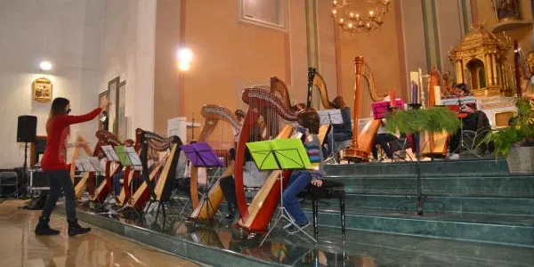 Els arpistes d'Altafulla ofereixen el seu primer concert després de mesos sense poder tocar junts