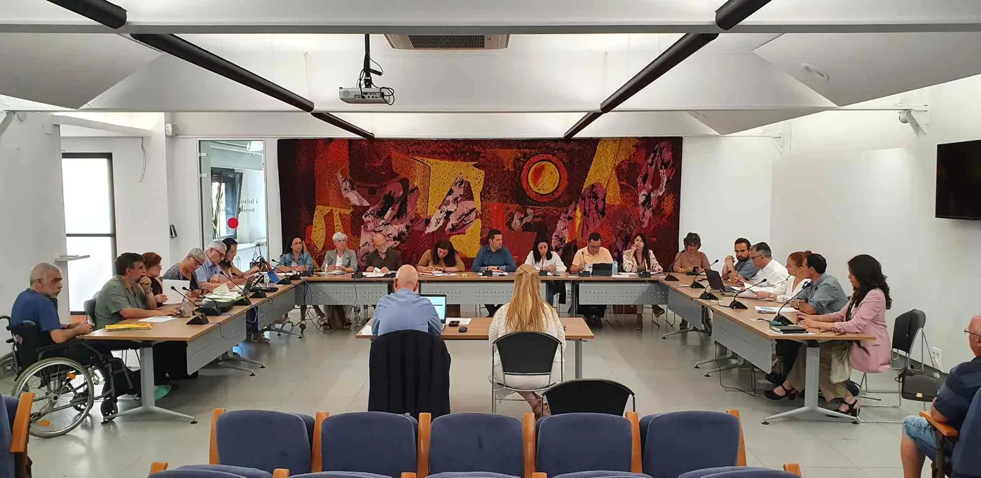 ERC-JxP qüestiona en el ple la celebració a Pineda del concurs de Miss Món Espanya i Mister Internacional