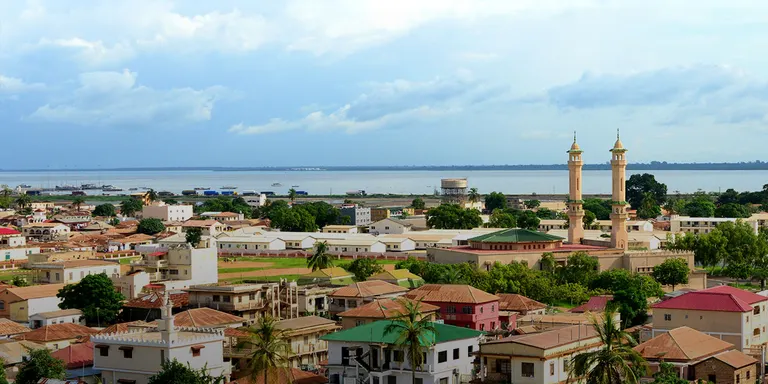 L’ONG Vicenç Zamora ha enviat 500 quilos de roba, sabates, peluixos i joguines a Banjul, capital de Gambia