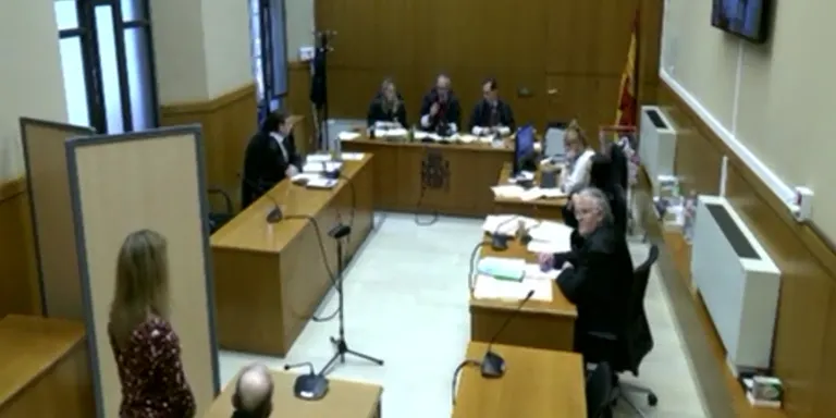 Arrenca el judici per abusos a menors contra el professor d'un centre musulmà a Vic amb imatges de com buscava contacte