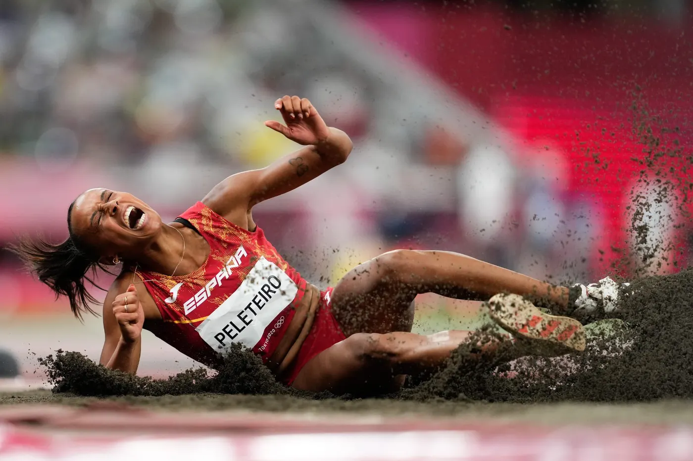 Ana Peleteiro es penja un bronze històric en una final on també cau el rècord del món