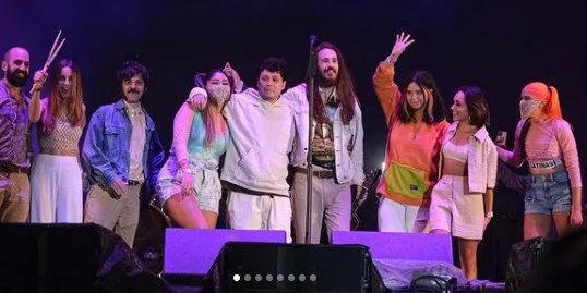 Abril Saurí triomfa arreu acompanyant amb la bateria a les formacions musicals de Carlos Sadness i Joina