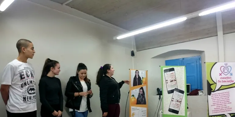 S'inaugura a l'Espai Jove l'exposició "Enrolla't de bon rotllo"