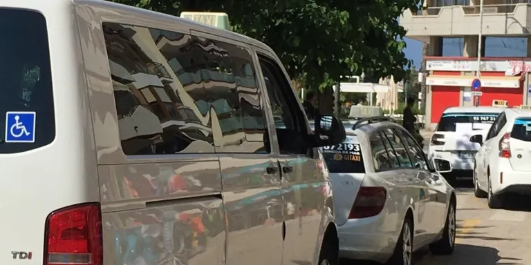 El servei de Taxi a Demanda iniciarà una prova pilot amb parades fixes a Can Carreras