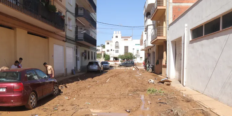 Els veïns de les Cases d'Alcanar comencen a treure el fang acumulat a habitatges i carrers