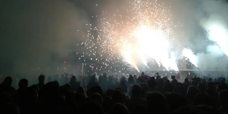 El Correfoc torna a omplir la plaça dels Oms de foc i gent