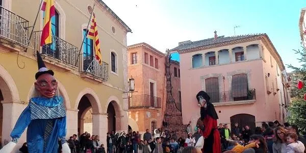 Prop de 230 infants fan cagar el tió, acompanyats dels Gegants d’Altafulla i els Grallers del Catllar