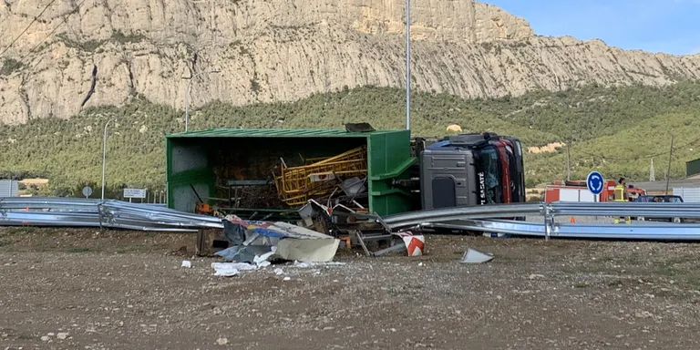 Un camió bolca a la carretera C-14 a Oliana