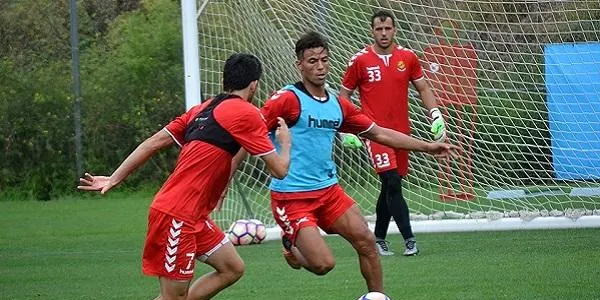 El Nàstic apura fins les darreres hores del mercat de fitxatges en busca d’un o dos migcampistes