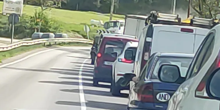 Un accident obliga a desviar el trànsit a la C-14 a Ribera d'Urgellet