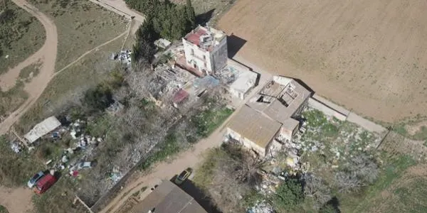 La Policia Local de Torredembarra obre una investigació relacionada amb una masia en estat precari i amb una elevada acumulació de deixalles