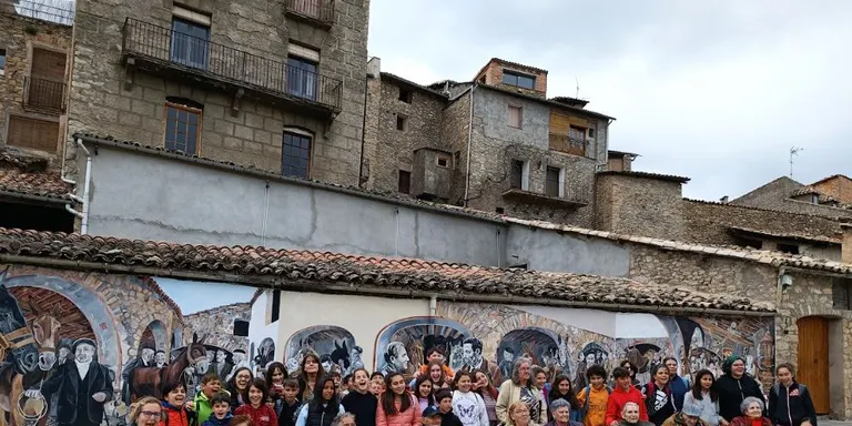 Alumnes de l'Escola Albert Vives fan una sortida de convivència amb gent gran de la Seu