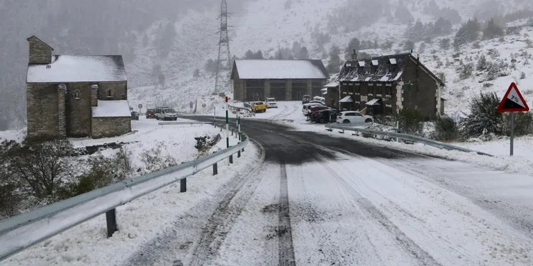 Primera nevada de la tardor en cotes altes del Pirineu