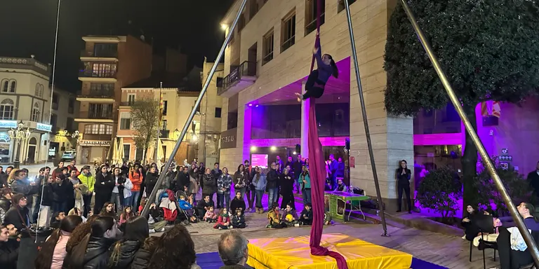 Un centenar de persones s’apleguen en l’acte central del 8-M a Caldes