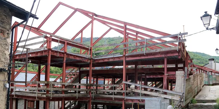 Una sentència obliga l'Ajuntament de Rialp a enderrocar dues plantes d'un edifici del centre històric