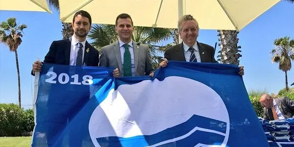 Altafulla ha recollit aquest dimecres la bandera blava de mans del conseller de Territori Damià Calvet