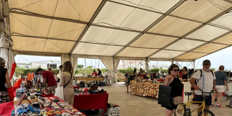 Una vintena de parades participen en el Mercat d'intercanvi i segona mà de Torredembarra