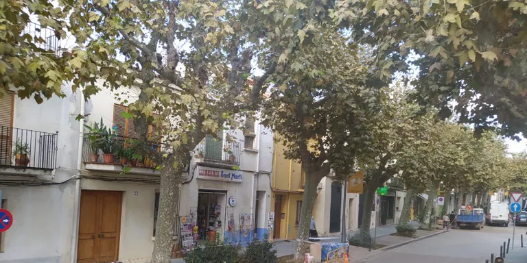 Millores a l'escocell de més amunt del pont per posar bé les peces de formigó i evitar punxades de roda