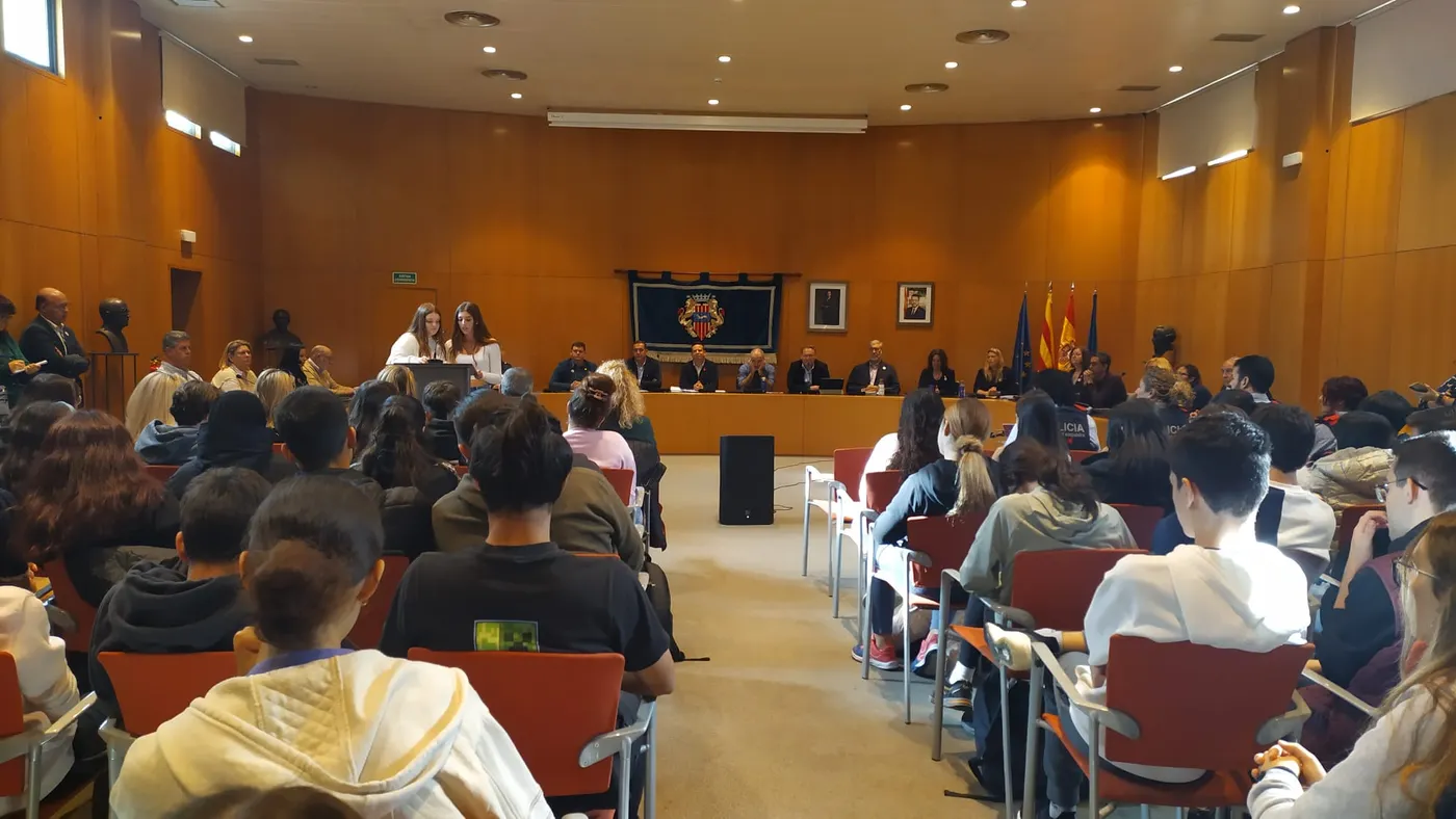 Cambrils condemna amb fermesa la violència masclista en l’acte institucional del 25N