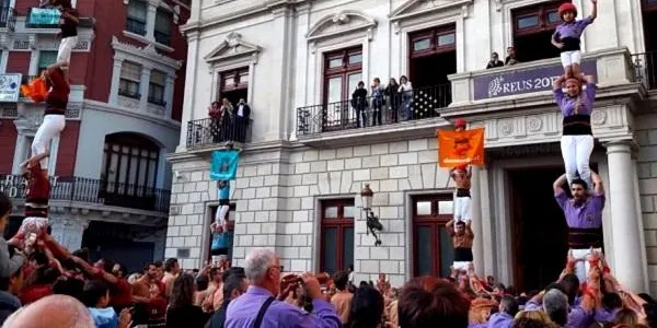 Els Castellers d’Altafulla descarreguen un 4de6a, un 3de7, un 2de6, i dos pd4 a la plaça Mercadal de Reus