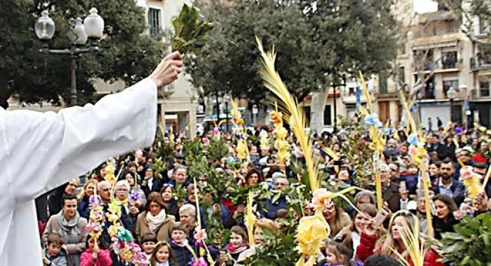 Moment de la beneïda del ram, d'aquest diumenge a la placeta de l'església. (fotos Xavi SalbanyÃ